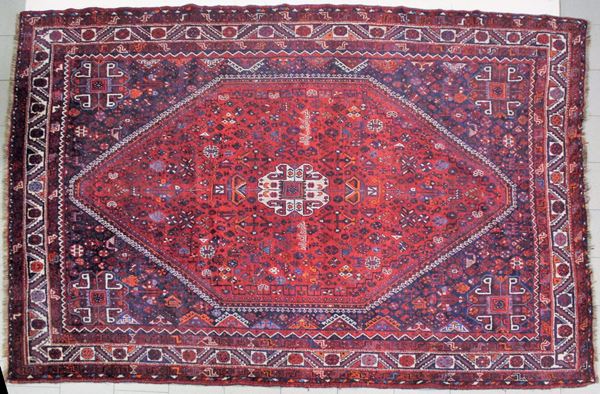 Tappeto persiano shiraz gashgai, inizio sec. XX, firmato, campo a motivo geometrico nei toni del rosso, blu e beige, cm 322x238