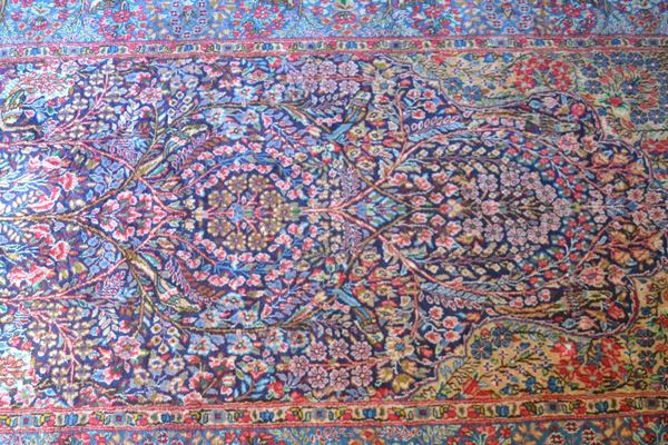 Tappeto persiano kirman, sec. XX, fondo azzurro a motivi floreali, cm 245x146