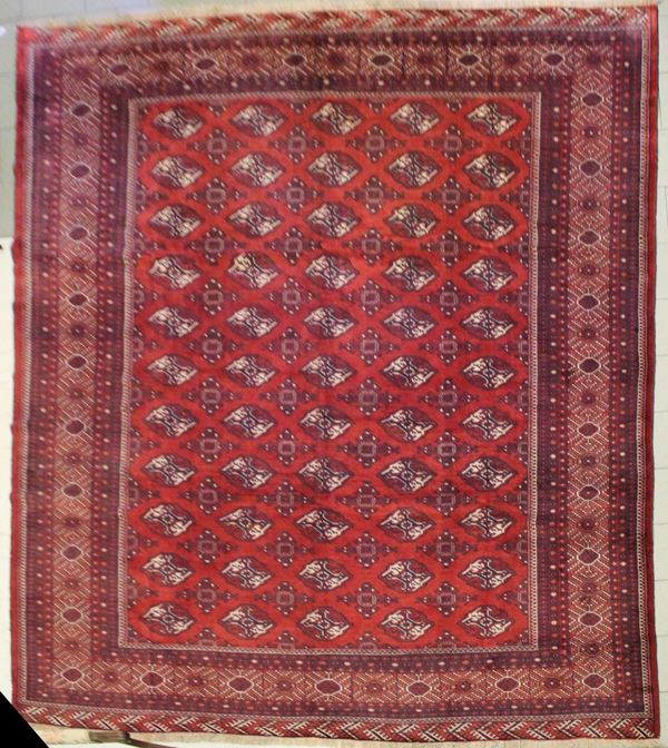 Tappeto turco tekk&egrave;, di vecchia manifattura,  - Asta GIOIELLI, ARGENTI, ARREDI, OGGETTI D'ARTE E DIPINTI - Poggio Bracciolini Casa d'Aste