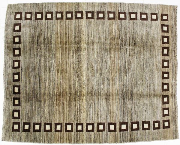Tappeto persiano gabbe, fondo grigio, bordura a disegno geometrico nei toni del marrone e del beige, cm 200x155