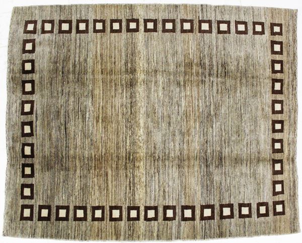 Tappeto persiano gabbe, fondo grigio, bordura a disegno geometrico nei toni del marrone e del beige, cm 200x155