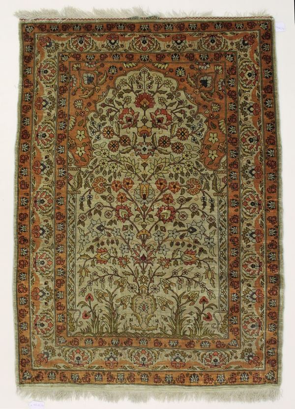 Tappeto preghiera, Persia, Ereke,  sec. XX, in seta, impianto a motivi floreali nei toni dell'ocra e del beige, firmato, cm 106x75                                          