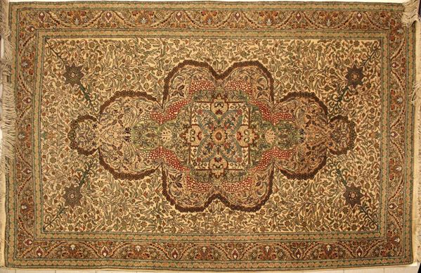 Tappeto, Persia, sec. XX, impianto floreale, nei toni del crema, verde, ed avana, cm 298x197