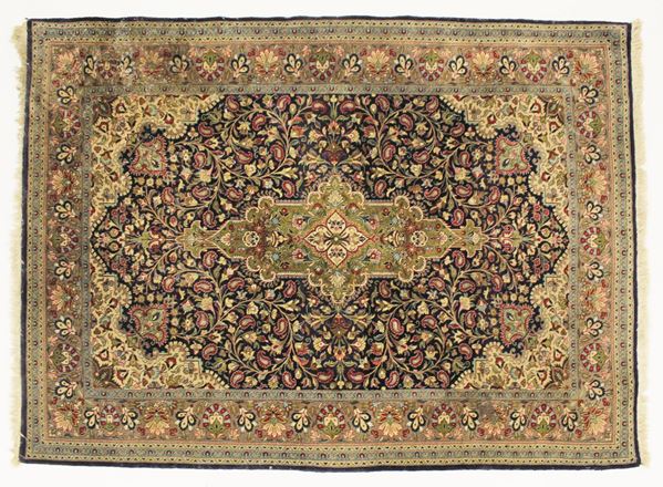 Tappeto, Persia, sec. XX, impianto floreale nei toni del blu e del verde, 