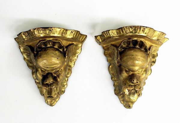 Coppia di piccole mensole, sec. XVIII, in legno dorato e scolpito a guisa&nbsp;