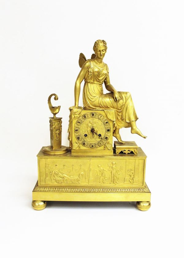 Pendola da tavolo, Impero, in bronzo dorato al mercurio raffigurante Amore, quadrante a numeri romani, alt. cm 49, difetti                                         