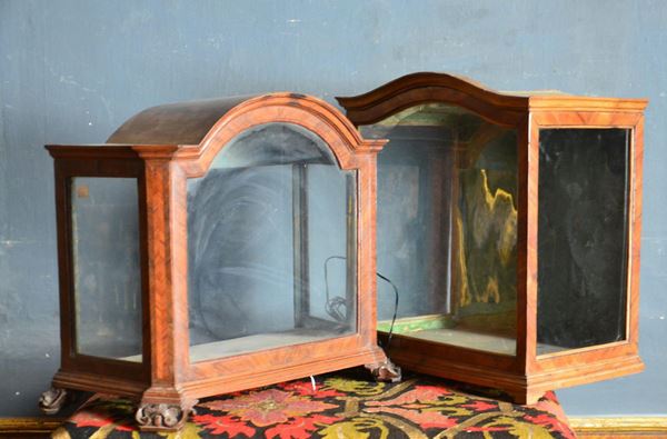 Due teche, sec. XIX, in noce e vetro, difetti                            - Asta GIOIELLI, ARGENTI, ARREDI, OGGETTI D'ARTE E DIPINTI - Poggio Bracciolini Casa d'Aste