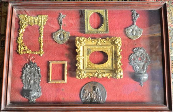 Nove fra acquasantiere, cornici e rilievi,                               - Asta GIOIELLI, ARGENTI, ARREDI, OGGETTI D'ARTE E DIPINTI - Poggio Bracciolini Casa d'Aste
