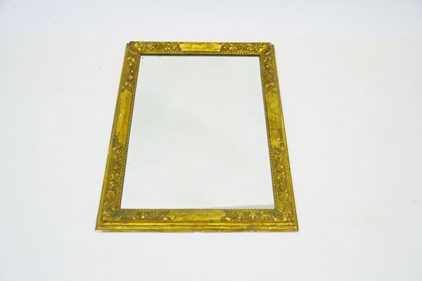 Specchiera, inizi sec. XX, entro cornice in legno laccato e intagliato a motivi vegetali, cm 82x62, luce cm 70x50