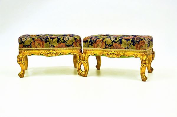 Coppia di puff, in stile luigi XV, in legno dorato e intagliato, imbottiti e ricoperti in stoffa a fiori, cm 55x40x32 (2)