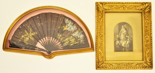 Ventaglio, inizi sec. XX, in stoffa dipinta a motivi floreali, cm 63x34
