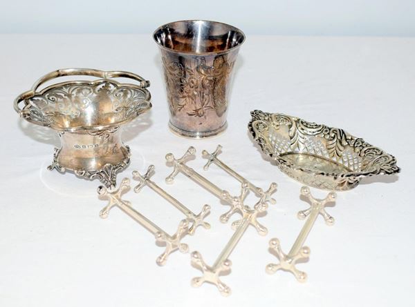 SEI POGGIAPOSATE, BICCHIERE E DUE VASCHETTE , INGHILTERRA&nbsp;&nbsp;&nbsp;&nbsp;&nbsp;&nbsp;&nbsp;&nbsp;&nbsp;&nbsp;&nbsp;&nbsp;&nbsp;&nbsp;&nbsp;&nbsp;&nbsp;  - Asta ASTA A TEMPO- GIOIELLI, ARREDI D'ANTIQUARIATO, DIPINTI E SCULTURE - Poggio Bracciolini Casa d'Aste