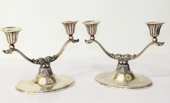 COPPIA DI CANDELIERI, SEC. XX                                               - Asta ASTA A TEMPO- GIOIELLI, ARREDI D'ANTIQUARIATO, DIPINTI E SCULTURE - Poggio Bracciolini Casa d'Aste
