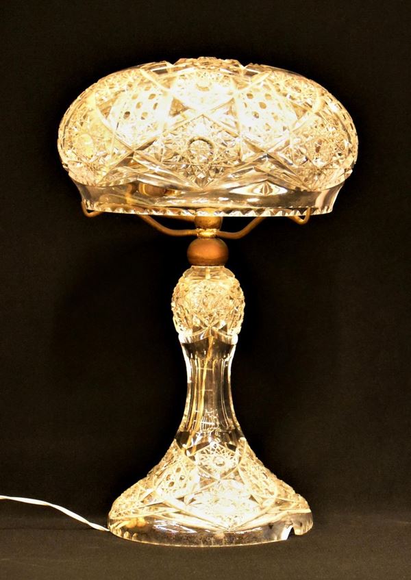 Lampada da tavolo, sec. XX, in vetro inciso, alt. cm 38&nbsp;&nbsp;&nbsp;&nbsp;&nbsp;&nbsp;&nbsp;&nbsp;&nbsp;&nbsp;&nbsp;&nbsp;&nbsp;&nbsp;&nbsp;&nbsp;&nbsp;&nbsp;&nbsp;