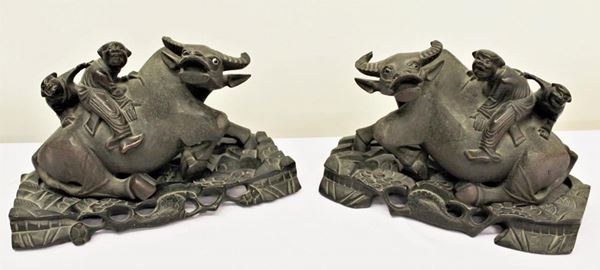 Coppia di sculture, Cina, sec. XX,&nbsp;&nbsp;&nbsp;&nbsp;&nbsp;&nbsp;&nbsp;&nbsp;&nbsp;&nbsp;&nbsp;&nbsp;&nbsp;&nbsp;&nbsp;&nbsp;&nbsp;&nbsp;&nbsp;&nbsp;&nbsp;&nbsp;&nbsp;&nbsp;&nbsp;&nbsp;&nbsp;&nbsp;&nbsp;&nbsp;&nbsp;&nbsp;&nbsp;&nbsp;&nbsp;&nbsp;&nbsp;&nbsp;&nbsp;&nbsp;