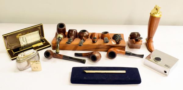 Dieci pipe varie, cinque accendini, e penna Aurora&nbsp;&nbsp;&nbsp;&nbsp;&nbsp;&nbsp;&nbsp;&nbsp;&nbsp;&nbsp;&nbsp;&nbsp;&nbsp;&nbsp;&nbsp;&nbsp;&nbsp;&nbsp;&nbsp;&nbsp;&nbsp;&nbsp;&nbsp;&nbsp;