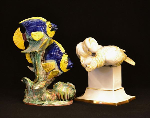Due sculture, sec. XX, in porcellana e terracotta, raffiguranti pesci e&nbsp;&nbsp;&nbsp;