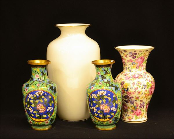 Due vasi closonnee e due vasi in maiolica, sec. XX, alt. da cm 23 a cm 34&nbsp;&nbsp;&nbsp;