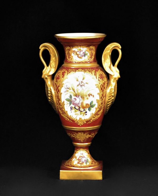 Vaso, Francia, sec. XX, in porcellana lumeggiata in oro e decorata a motivi