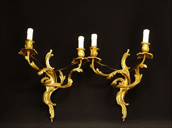 Coppia di applique, sec. XX, in bronzo dorato e forgiato a foglie, due&nbsp;&nbsp;&nbsp;&nbsp;