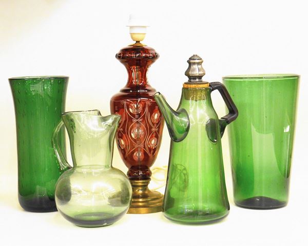 Due vasi, due brocche ed un lume da tavolo, in vetro nei toni del verde e 