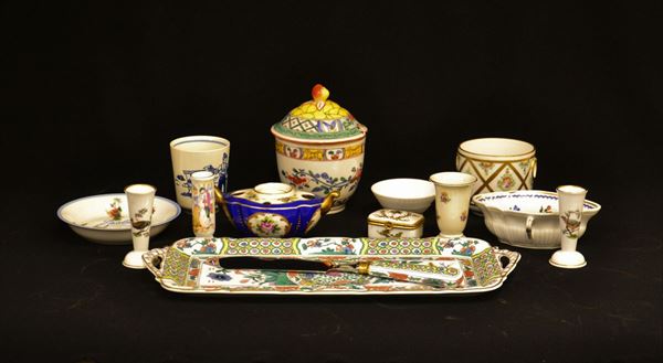 Lotto composto da quattordici soprammobilia vari, sec. XX, in maiolica    