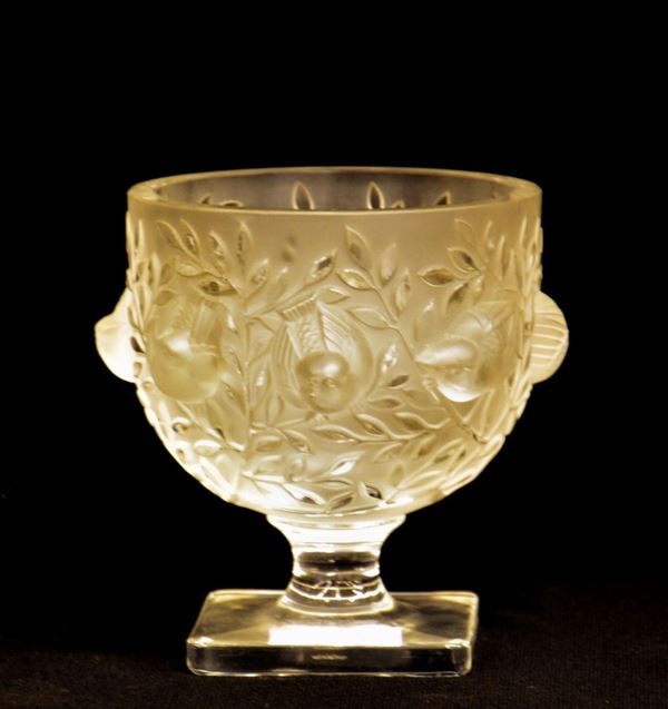 Vasetto, manifattura Lalique, in vetro satinato e decorato a colombe e    