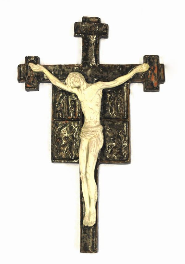 Scultura, sec. XX, in terracotta, raffigurante Cristo crocifisso, cm 34x52