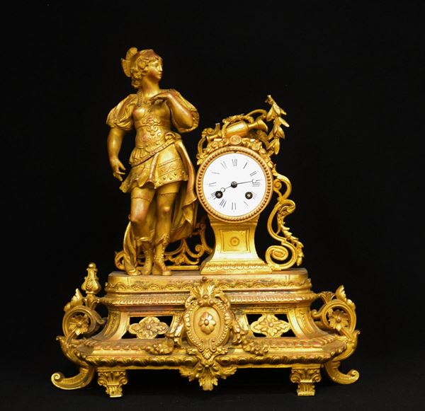 Orologio da tavolo, in stile impero, in antimonio forgiato a motivi       