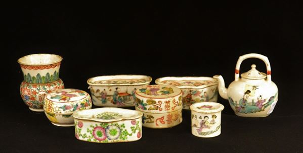 Otto fra bruciaprofumi, scatoline e piccola teiera, arte orientale, sec.  