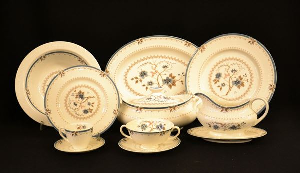 Servito di piatti, Royal Doulton, England, in ceramica bianca decorata a  