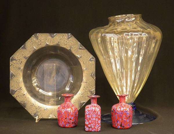 Tre piccoli vasi, sec. XX, in vetro nei toni del rosso con decori a fiori,