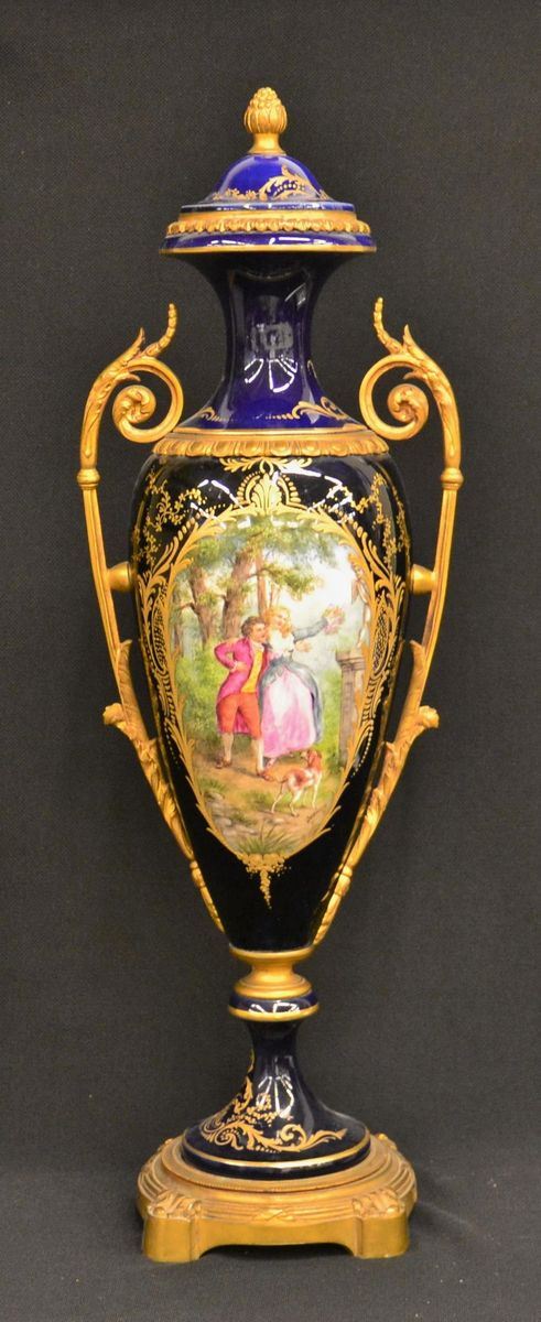 Vaso ad anfora, sec. XX, in maiolica nei toni del blu e decorata a scena&nbsp;&nbsp;
