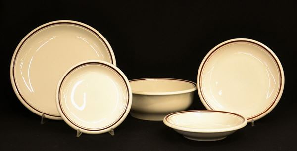 Servito di piatti Richard Ginori, sec. XX, in maiolica, composto da: due&nbsp;&nbsp;
