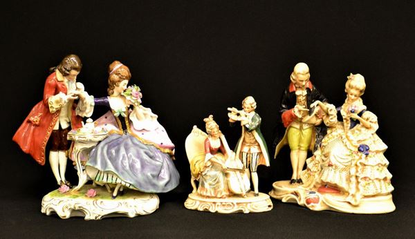 Tre gruppi, Germania, sec. XIX, in ceramica, raffiguranti scene galanti e 