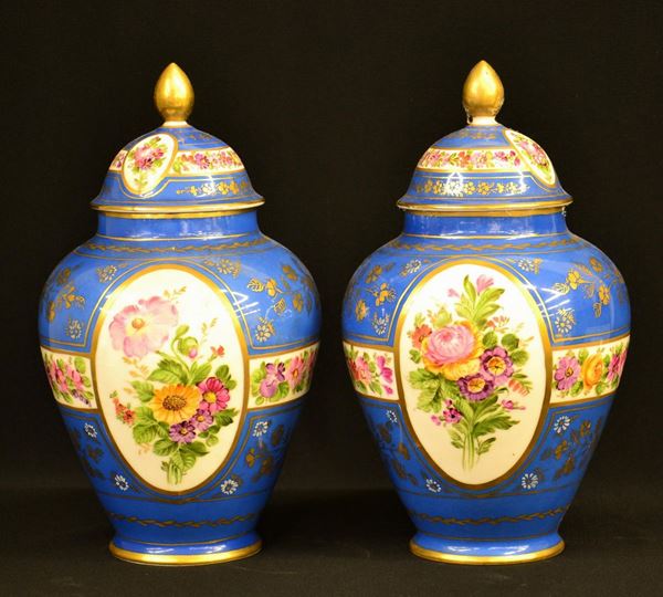 Coppia di vasi, Francia, sec. XX, in maiolica nei toni del blu decorata a 