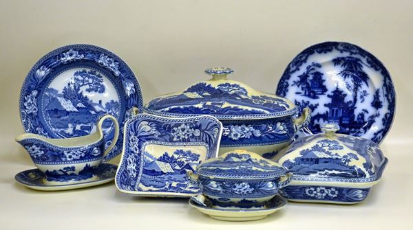 Servito di piatti, Wedgwood, in terraglia bianco e blu, decorata a&nbsp;&nbsp;&nbsp;&nbsp;&nbsp;&nbsp;&nbsp;&nbsp;