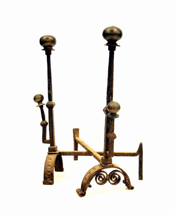 Coppia di alari, sec. XIX, in ferro, cm 28x56x77&nbsp;&nbsp;&nbsp;&nbsp;&nbsp;&nbsp;&nbsp;&nbsp;&nbsp;&nbsp;&nbsp;&nbsp;&nbsp;&nbsp;&nbsp;&nbsp;&nbsp;&nbsp;&nbsp;&nbsp;&nbsp;&nbsp;&nbsp;&nbsp;&nbsp;&nbsp;