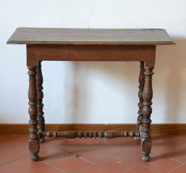 Tavolino, Lombardia, sec. XVIII, in noce,&nbsp;&nbsp;&nbsp;&nbsp;&nbsp;&nbsp;&nbsp;&nbsp;&nbsp;&nbsp;&nbsp;&nbsp;&nbsp;&nbsp;&nbsp;&nbsp;&nbsp;&nbsp;&nbsp;&nbsp;&nbsp;&nbsp;&nbsp;&nbsp;&nbsp;&nbsp;&nbsp;&nbsp;&nbsp;&nbsp;&nbsp;&nbsp;&nbsp;