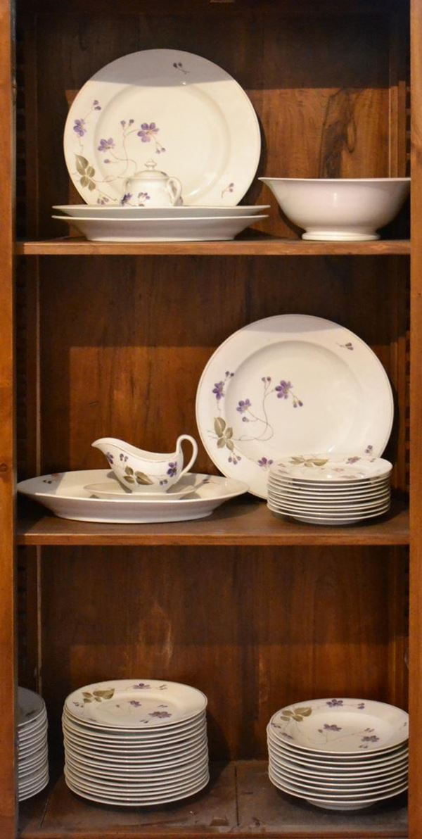 Servito di piatti, inizi sec. XX, in ceramica                               - Asta ASTA A TEMPO- GIOIELLI, ARREDI D'ANTIQUARIATO, DIPINTI E SCULTURE - Poggio Bracciolini Casa d'Aste
