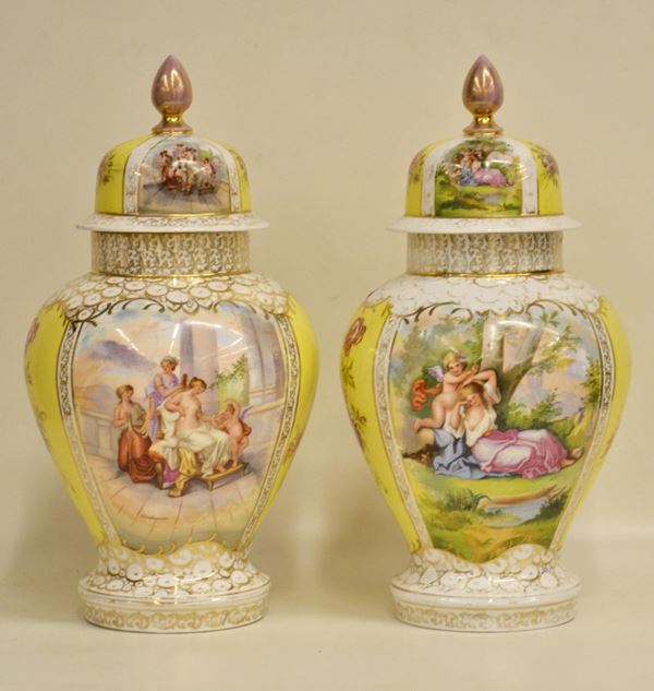 Coppia di vasi, Francia, sec. XX, in maiolica policroma decorata a scene&nbsp;&nbsp;
