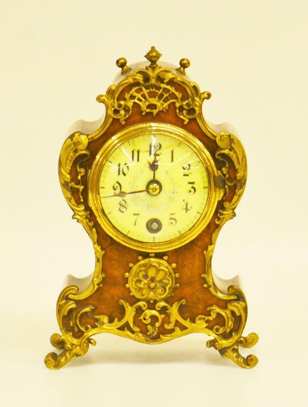 Orologio da tavolo, sec. XX, cassa in legno sagomato, mostra circolare,   