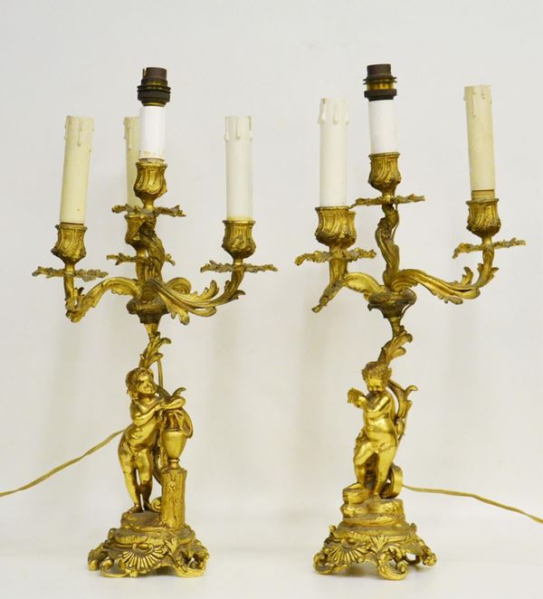 Coppia di lampade da tavolo, sec. XX, in bronzo dorato forgiato a guisa di