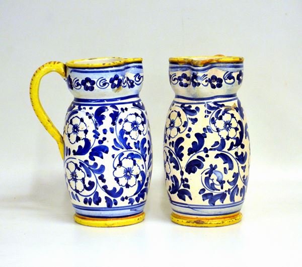 Coppia di brocche, sec. XIX, in maiolica decorata a motivi floreali nei   