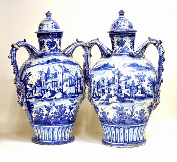 Coppia di vasi biansati, sec. XX, in maiolica nei toni del blu, decorata a