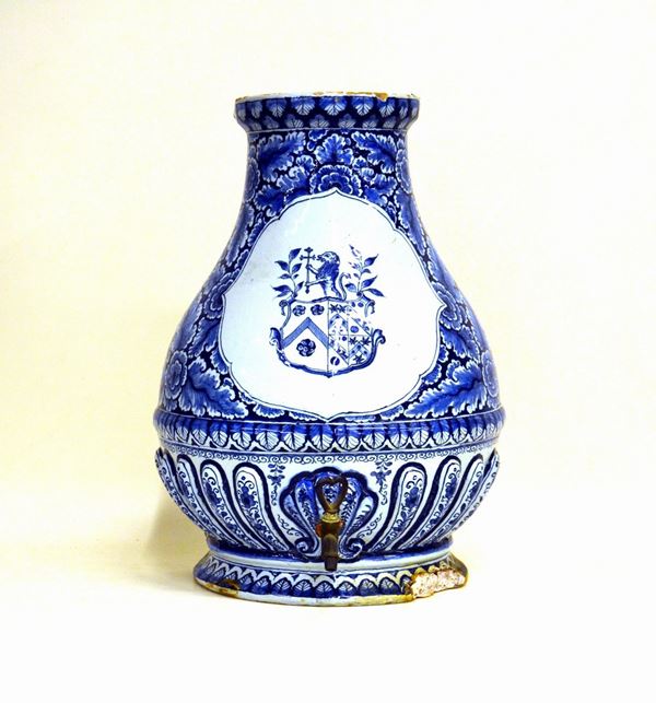 Lavamani da parete, sec. XIX, in maiolica decorata nei toni del blu a     