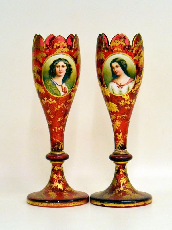 Coppia di vasi, sec. XX, in vetro nei toni del rosso e decorati con       