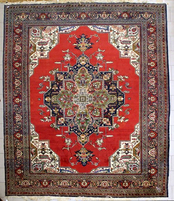 Tappeto persiano, sec. XX, impianto geometrico, campo nei toni del rosso,&nbsp;