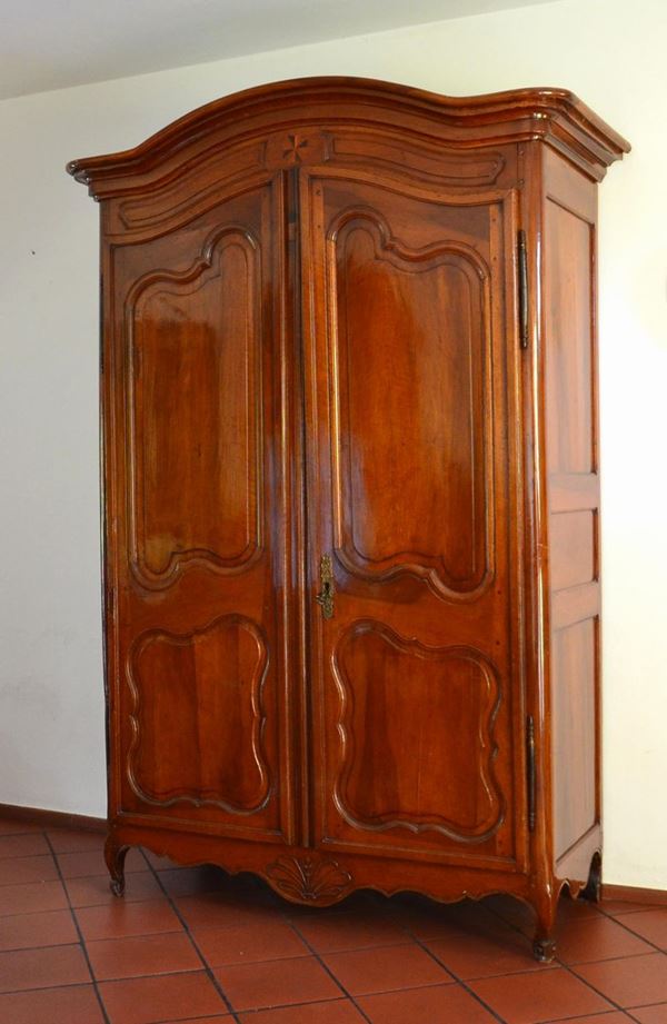 Armadio, Provenza, sec. XIX, in noce a due sportelli sformellati, cm&nbsp;&nbsp;&nbsp;&nbsp;&nbsp;&nbsp;