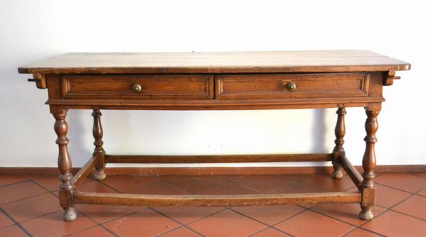 Tavolo, sec. XVIII, in noce, gambe tornite, due cassetti, cm 186x79x80&nbsp;&nbsp;&nbsp;&nbsp;